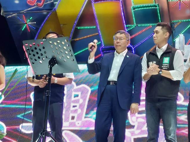 柯文哲上台简短致词表示，接着在庙方代表怂恿下，高歌一曲「爱拚才会赢」。（陈慰慈摄）