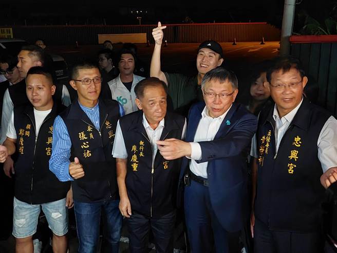 柯文哲下台与民眾合影。（陈慰慈摄）