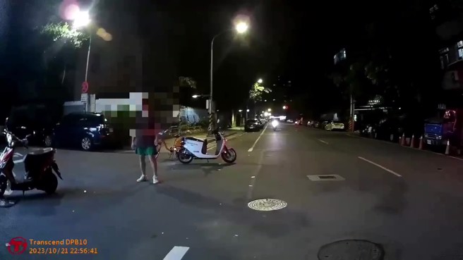 新北市1名39歲趙姓男子，持折疊刀阻擋員警行車，遭員警上銬逮捕。（翻攝畫面）