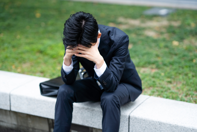 雖然頂著高學歷光環，但仍有不少人面臨低薪或失業的窘境。（示意圖/shutterstock）