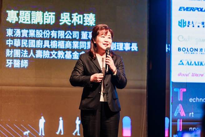東湧實業董事長吳和臻在年會上分享品牌設計理念。 （東湧實業提供／吳娮翎台北傳真）