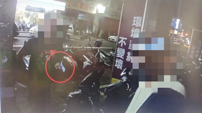 刘男以不实包裹，企图骗取代垫费，机警外送员察觉有异拦下巡逻警车，员警将刘男逮捕移送法办。（翻摄画面）