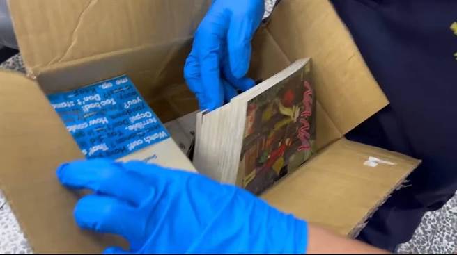 警方打开刘男委托寄送的包裹纸盒，发现只有几本旧漫画，并非下单的iPhone。（翻摄画面）