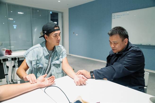 王传一让叶医生把脉。（大爱电视台提供）
