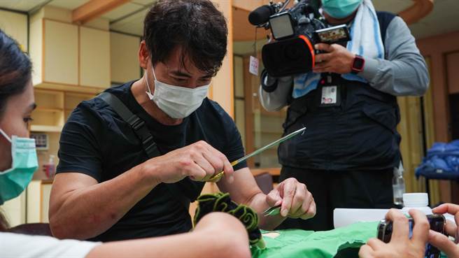 翁家明学缝合技术。（大爱电视台提供）