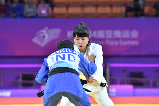 柔道女将李凯琳（后）带伤努力拚，可惜无缘连4届亚帕运夺牌。（教育部体育署提供）