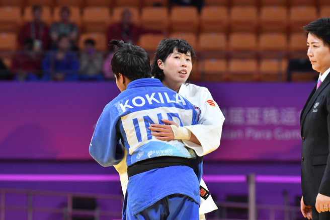 柔道女将李凯琳（后）因伤可能告别柔道场，亚帕运铜牌战结束后和印度对手拥抱致意。（教育部体育署提供）