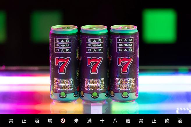 金色三麥SUNMAI水果口味「水果盤調啤No.1」含7.77%酒精，有著「777」幸運意涵。（SUNMAI提供）