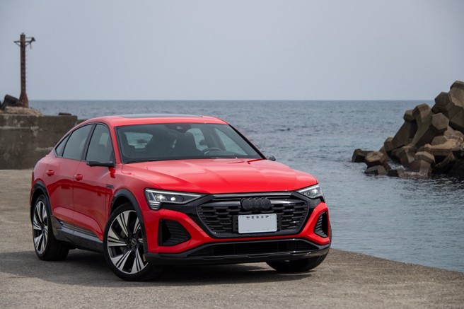 Audi Q8 Sportback 55 e-tron quattro S line售价388.5万元起，试驾车为竞艳红车色加选对比色烤漆（曼哈顿灰）、车身加选黑色外观套件Plus（前后厂徽为灰色）、Audi Sport 22吋铝合金轮圈，选配价依序为2、5、5.7万元。（陈大任摄）