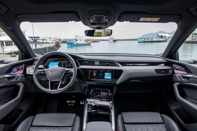 S line内装套件包含真皮跑车座椅、真皮跑车方向盘、舒适型中央扶手、附照明铝合金门槛踏板、黑色顶篷、不銹钢踏板、铝合金刷纹饰板（选配23.5万元）。（陈大任摄）

