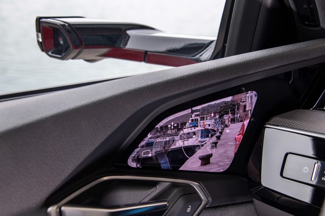 全数位虚拟后视镜搭配高解析度萤幕（选配9万元）。（陈大任摄）