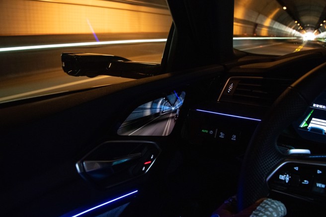 全数位虚拟后视镜搭配高解析度萤幕，于夜间或隧道中都能清晰显示。（陈大任摄）