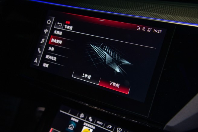 数位矩阵式LED头灯可显示不同的投影效果（选配16.7万元）。（陈大任摄）