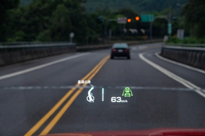 抬头显示器于原厂导航模式下可显示路径资讯（选配7.6万元）。（陈大任摄）