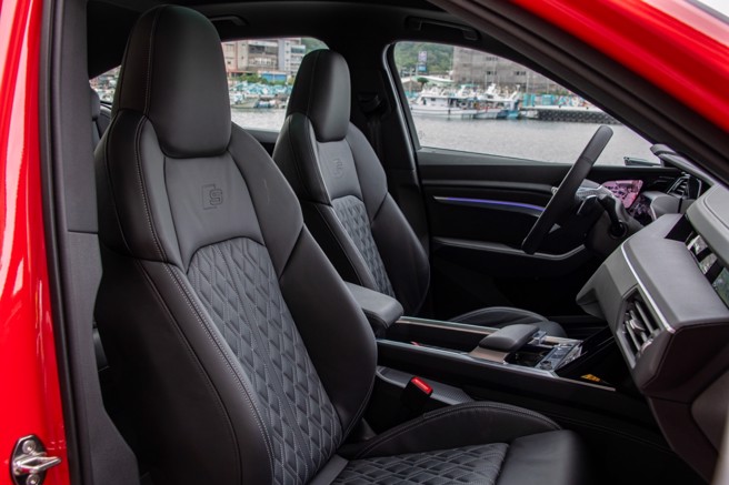 Valcona真皮包覆一体式跑车座椅。（陈大任摄）