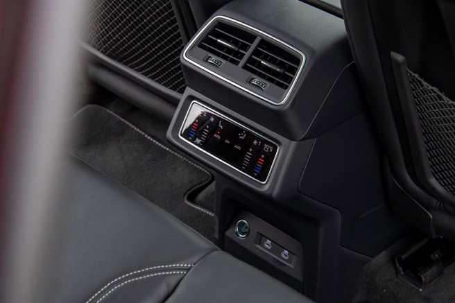 后座左右独立空调，附USB充电插孔。（陈大任摄）
