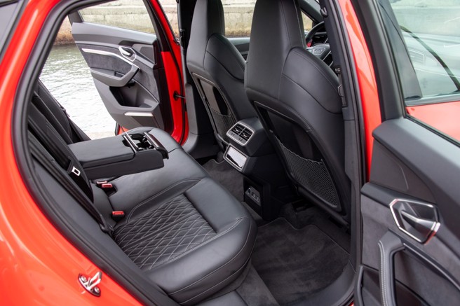 后座空间宽敞舒适，中央与B柱均具备空调出风口。（陈大任摄