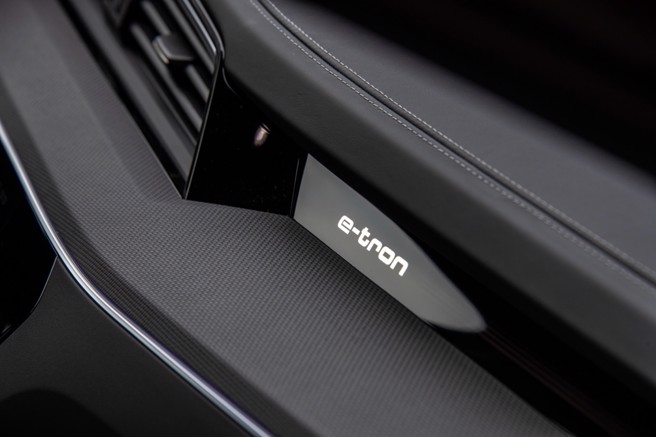 高质感碳纤维花纹饰板（选配1.5万元）。（陈大任摄）