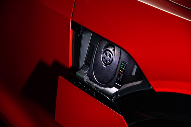 第二充电孔（AC充电）位于副驾驶侧叶子板上（选配2.8万元）。（陈大任摄）