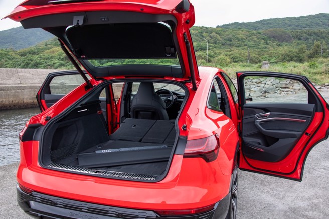 后座椅背向前打平提高载物机能。（陈大任摄）