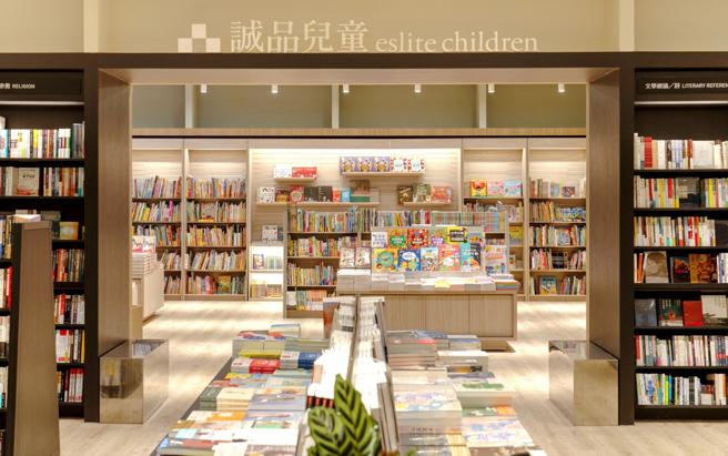 誠品生活義享店書店規劃南台灣最大兒童書區，匯集高屏地區最齊全外文童書以及繪本。（圖片來源：義享時尚廣場提供）