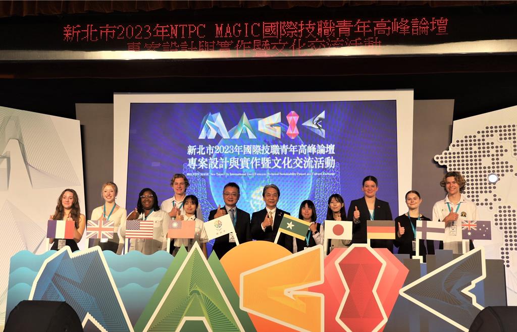 新北國際技職青年高峰論壇今在新北市政府6樓辦理論壇專案發表，各國技職學生以全英語方式進行永續發展和社會議題專案發表，全面倡議共同培育代表專業永續發展的MAGIC人才。（新北市教育局提供）