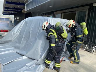 工廠火警遇太陽能板難救援 桃出動消防機器人和防火毯2利器