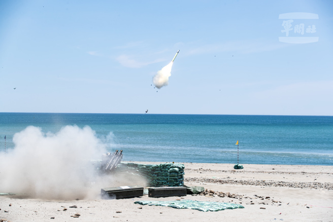 圖為軍方5月進行神弓操演，刺針飛彈射擊畫面。(軍聞社提供)