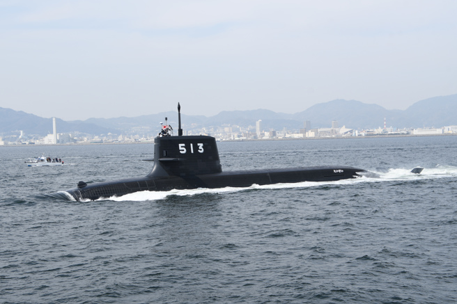 日本大鲸级是海上自卫队最新式的常规潜舰，而海鲲舰的作战系统是美维吉尼亚级潜舰的衍生版，日本军事专家认为海鲲舰会略胜大鲸级。（ 图／Hunini摄_Wikipeda)
