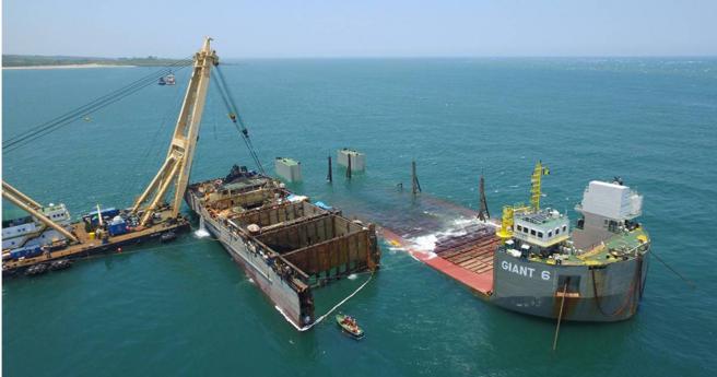 德翔海运公司所属德翔台北轮在金山、石门海域搁浅，厂商正对该船进行拖吊作业。（图／翻摄台湾环境资讯协会官网）