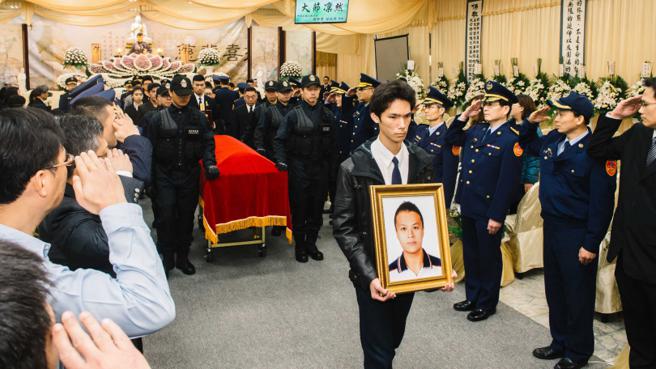 海巡署特勤队分队长蔡宗达执行德翔台北轮勘查任务时，不幸殉职，告别式肃穆隆重。（图／报系资料照）