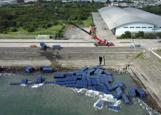 帛琉籍天使轮在高雄港外海沉没，船上货柜漂流至码头边。（图／中新社）