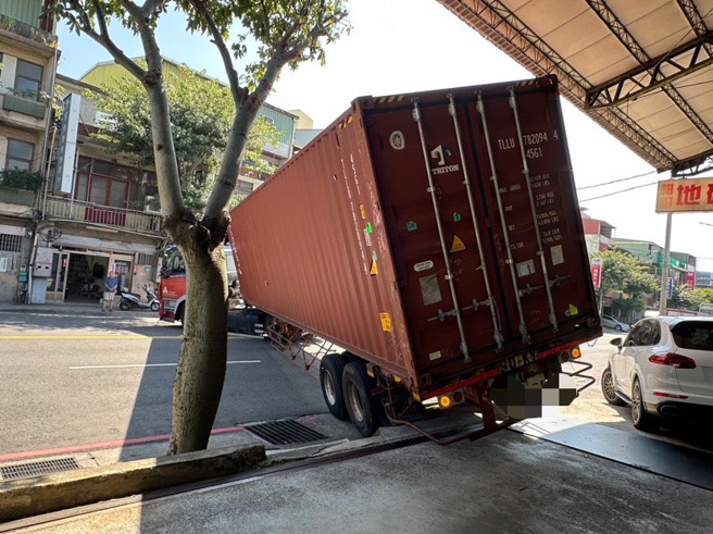 树林警分局日前接获民眾通报，指称佳园路二段地磅站前1辆货柜车发生倾斜事故。（图 / 刘咏韵翻摄）
