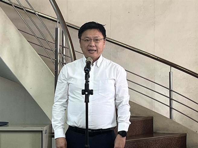 民進黨立委趙天麟捲入桃色風波，「愛妻愛家」人設一夕崩壞。他今（24）日凌晨PO文認錯後，今早親上火線在高雄服務處開記者會。（柯宗緯攝）