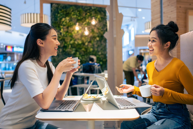 一讲就知道是老人，过气「流行语」引起网友讨论。（图／shutterstock）