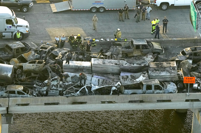 美国55号州际公路（Interstate 55）23日发生重大车祸，「超级大雾」导致上百辆车辆撞成一团。（图／美联社）