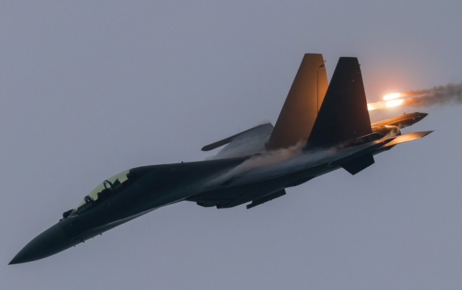 歼-16战机2022年11月8日在第14届中国航展中进行飞行展示的画面。（新华社）