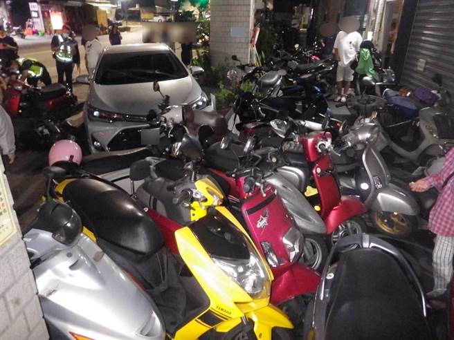 三民区正忠路22日晚间11点半，一名黄姓驾驶开车行经，为闪避路边衝出来的流浪狗，向左偏转竟撞上对向路旁28部机车。（警方提供／任义宇高雄传真）