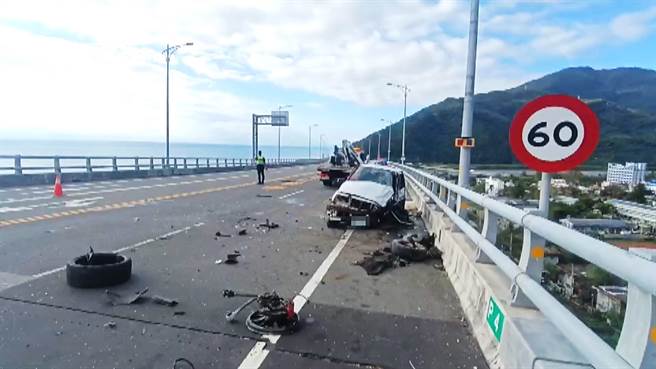 24日清晨6点34分，萧姓男子驾驶白色特斯拉电动车行经台东县金崙大桥，疑似因阳光照射刺眼，偏离车道，与对向刘姓男子驾驶的白色吉普车相撞，刘男伤重不治。（读者提供／萧嘉蕙台东传真）