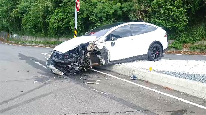 来自桃园的萧姓男子欲将自用特斯拉电动车转营业用，昨连夜开车赴台东监理站领牌，未料，今晨行经南迴公路金崙大桥时发生车祸，车头全毁。（读者提供／萧嘉蕙台东传真）