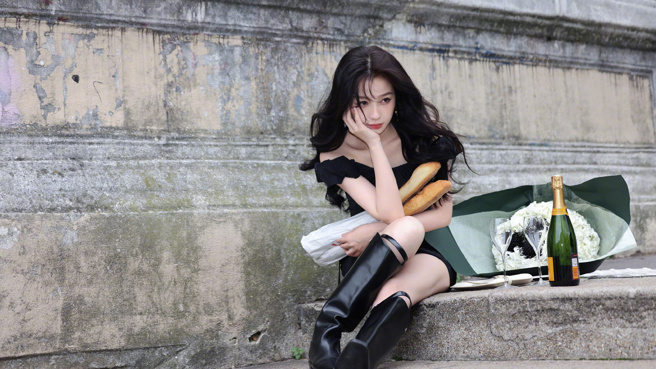 虞書欣為了拍美照，出動麵包、花和酒瓶當道具。（圖／微博@虞書欣）