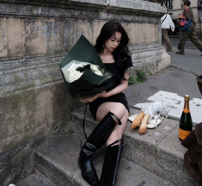 虞書欣把長棍麵包放地上而被砲轟。（圖／微博@虞書欣）