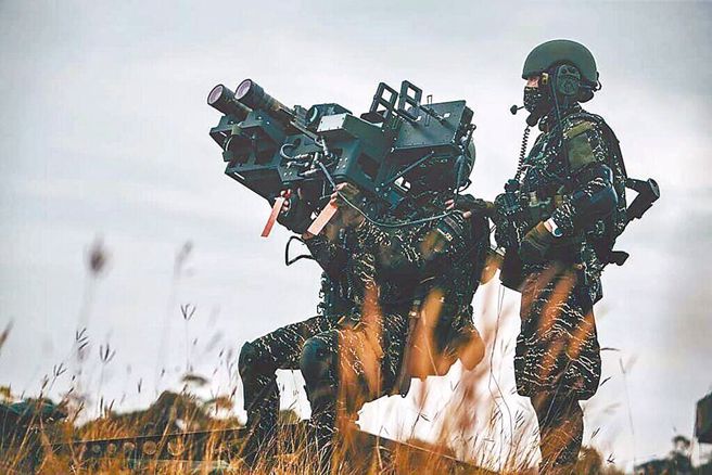 刺針飛彈發射筒疑流入黑幫軍火庫 ，4陸戰隊軍士官遭聲押，圖為陸戰隊發射刺針飛彈示意畫面。(軍聞社提供)