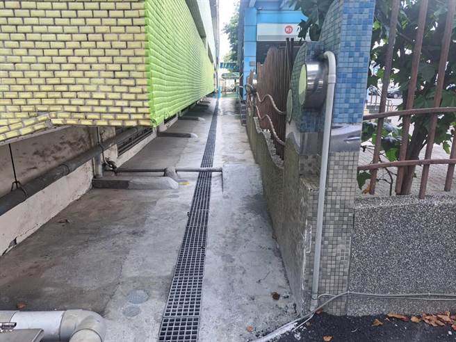 高雄市水利局改善環境，對小港區二苓國小作校園汙水納管，圖為該國小東側側溝模板組立施工完成。（高雄市水利局提供／林瑞益高雄傳真）