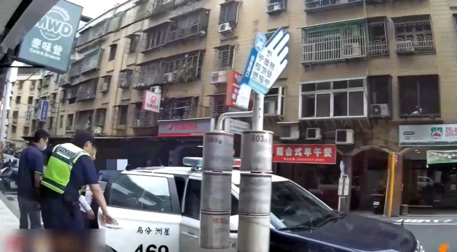 涉案犯嫌遭带回侦办。（图 / 刘咏韵翻摄）