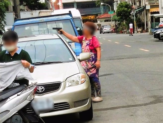 高雄一名阿嬷霸气亮枪引发网友骚动，鼓山分局内惟派出所调查后发现虚惊一场，原来是鼓山区早餐店老板娘在「赶猴」。（取自脸书「路上观察学院」／袁庭尧高雄传真）