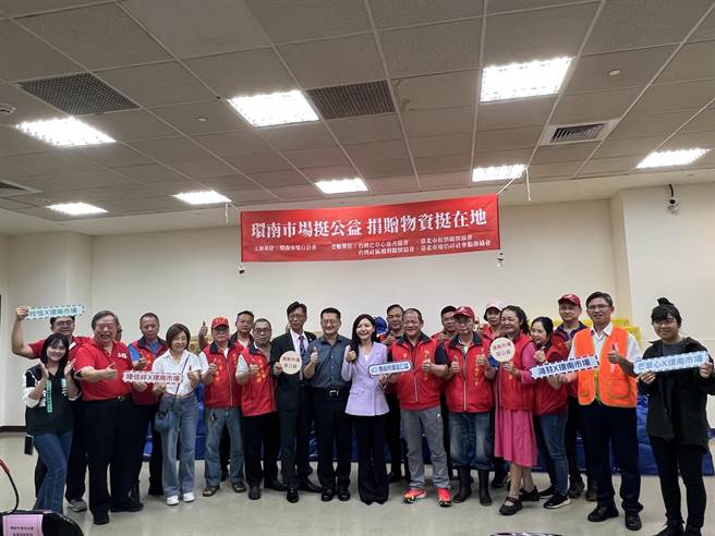 环南市场自治会今举办捐赠物资活动，希望扮演领头羊角色，带动更多市场加入做公益活动。（蔡宗颖摄）