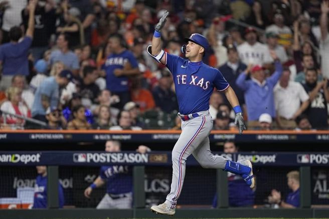 游骑兵洛威庆祝全垒打。（美联社）