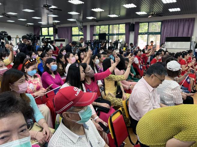 國民黨總統參選人侯友宜24日上午在台南市東區德光里活動中心發表新住民政策時，現場湧入數以百計的新住民支持者，許多人都穿著母國的服飾出席，氣氛十分熱烈。（洪榮志攝）