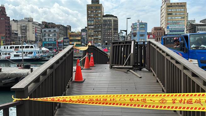 海巡署艦隊分署所屬的南投艦23日上午靠泊時，艦艏撞上基隆港西1碼頭的棧道。艦隊分署表示，後續碼頭與棧道的修復作業將積極配合基隆港務分公司。（翻攝照片／張志康基隆傳真）